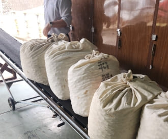 繭の納品の様子2