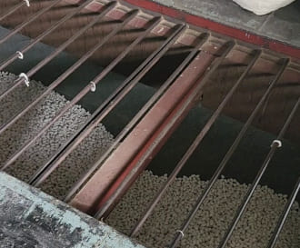 検品をした繭を乾燥機の中に4