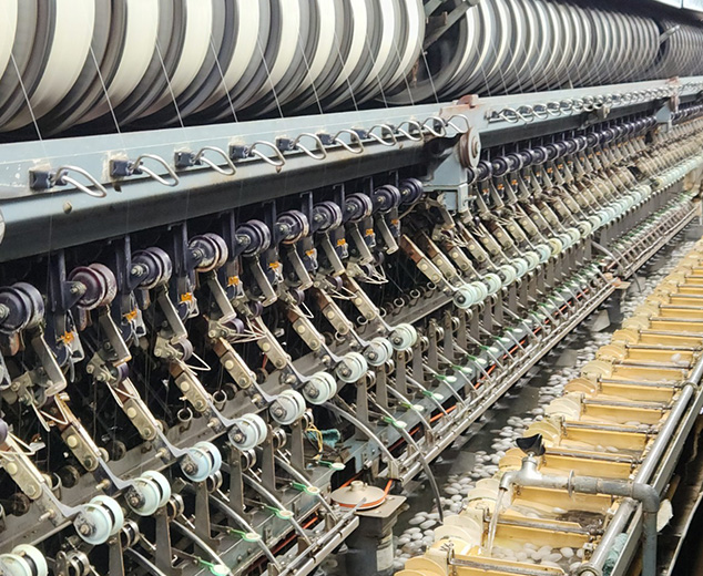 繭から機械が糸を引く様子1></div>
                        <div class=