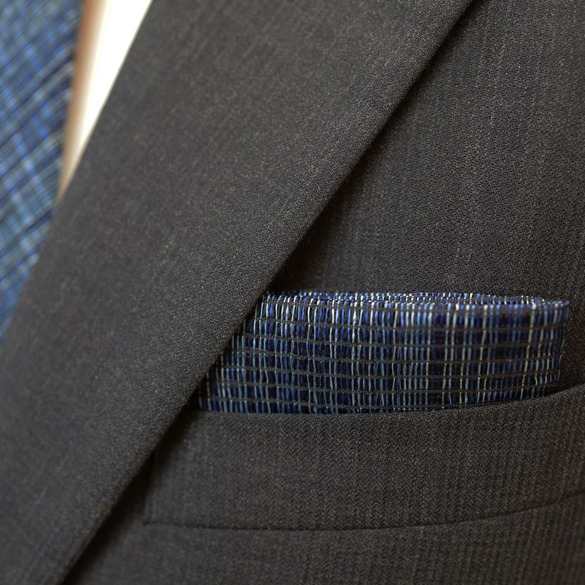 紋紗織ポケットチーフ・ネイビーの着用画像